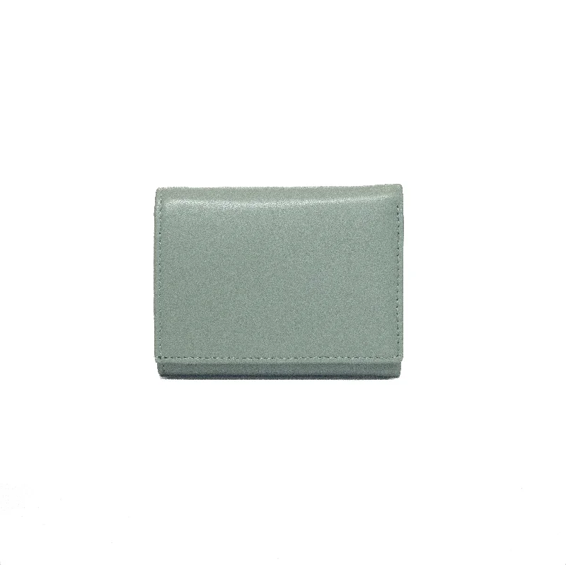 Top-rated money clips for everyday use Vintage-Style Passport Covers & Wallets with Brass Hardware for Retro EnthusiastsTrifold Wallet - Oyster Top-rated money clips for everyday use Vintage-Style Passport Covers & Wallets with Brass Hardware for Retro EnthusiastsTrifold Wallet - Oyster
