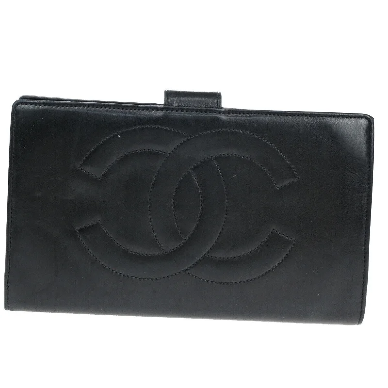 Money clips vs traditional wallets Chanel Coco Mark  Leather Wallet  (Pre-Owned)